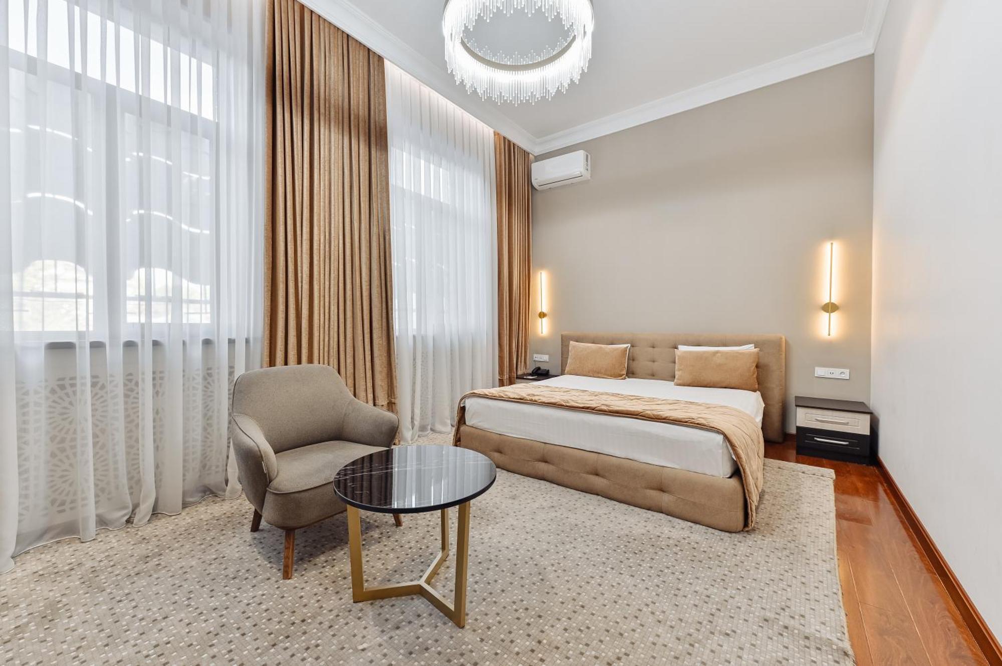 Zimmer mit Kingsize-Bett